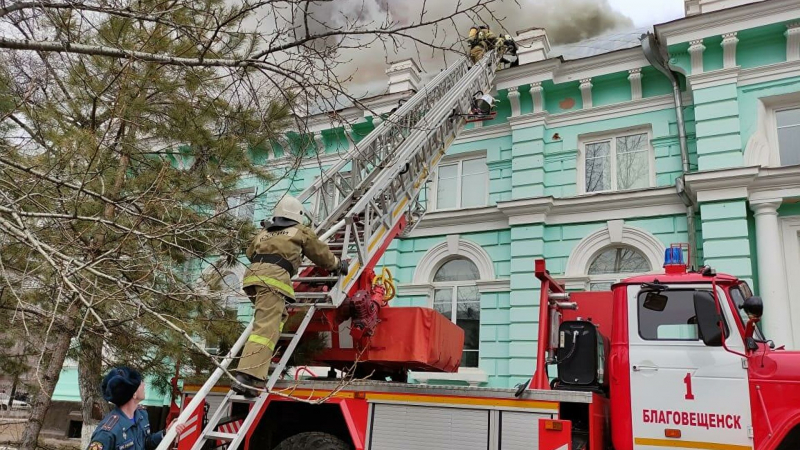 На здании сгоревшей больницы в Благовещенске начали разбирать кровлю