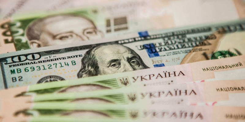 Розбір NV. Мінфіну потрібен курс у 2024 році на рівні 41,4 грн/$, у НБУ — своя думка. Що відбувається